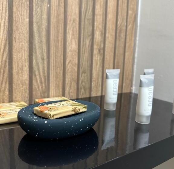 اتاق لوکس, Robyn’s Nest