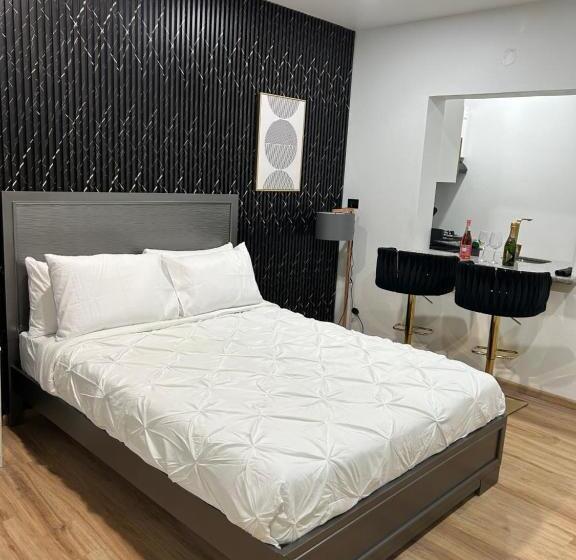 اتاق لوکس, Robyn’s Nest