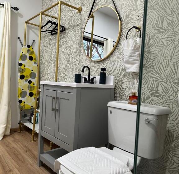 اتاق لوکس, Robyn’s Nest