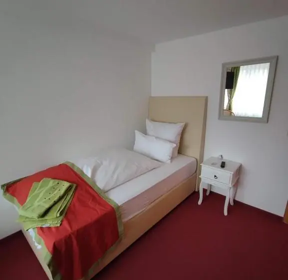 スタンダードシングルルーム, Room In Guest Room Comfortable Single Room With Shared Bathroom And Kitchen