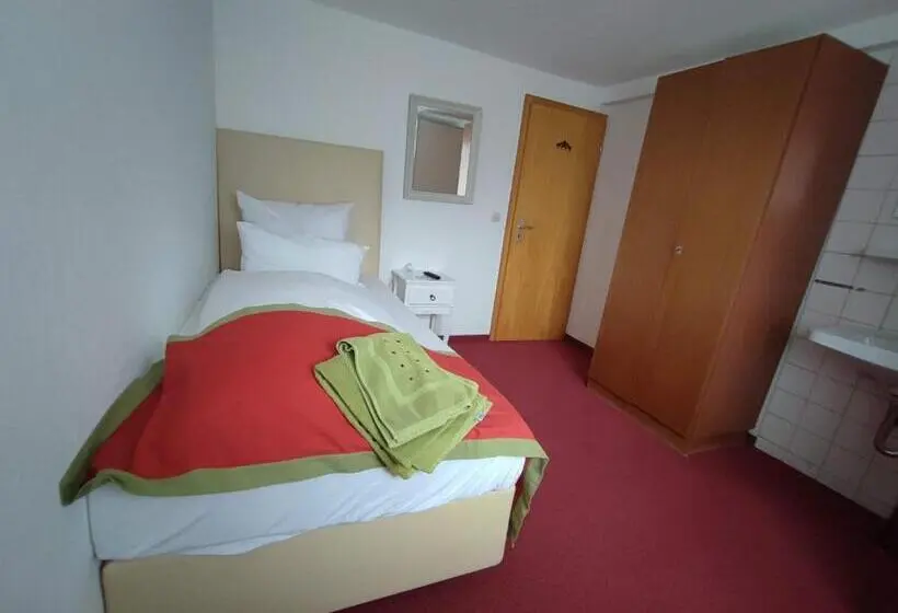 スタンダードシングルルーム, Room In Guest Room Comfortable Single Room With Shared Bathroom And Kitchen