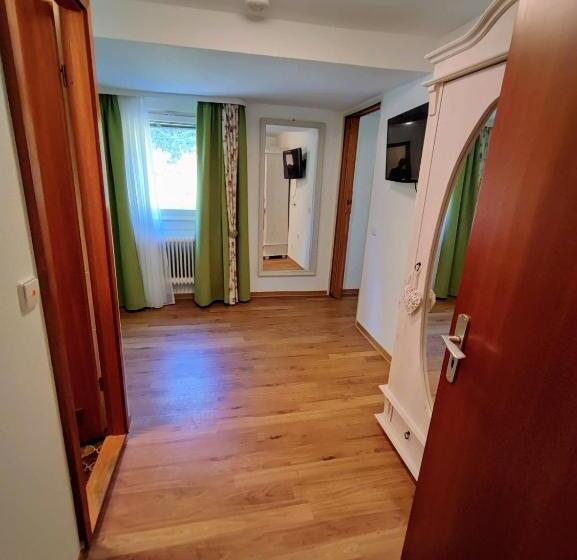 스탠다드 싱글 룸, Room In Guest Room   Comfortable Single Room With Shared Bathroom And Kitchen