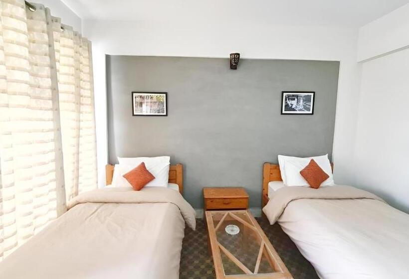 اتاق لوکس با بالکن, Baltistan Continental