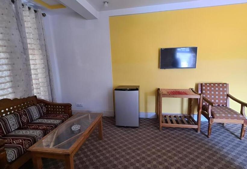 اتاق استاندارد چهارنفره با بالکن, Baltistan Continental