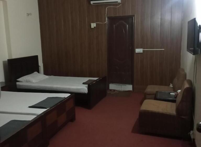 اتاق استاندارد سه نفره, Decent Palace