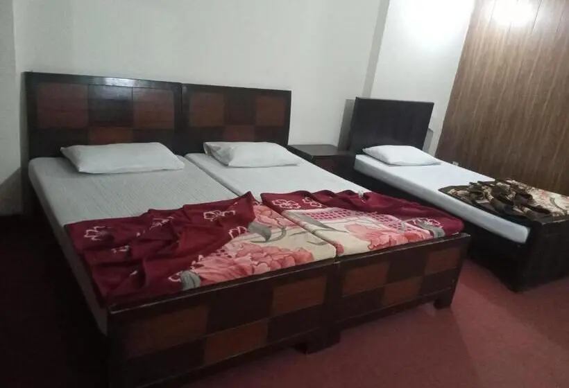 اتاق استاندارد سه نفره, Decent Palace