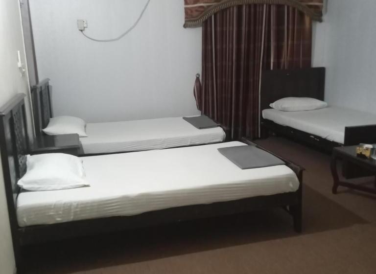 اتاق استاندارد سه نفره, Decent Palace