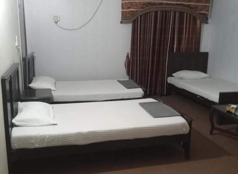 اتاق استاندارد سه نفره, Decent Palace