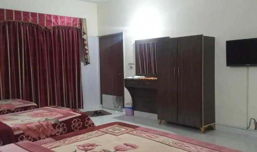 اتاق خانوادگی, Decent Palace