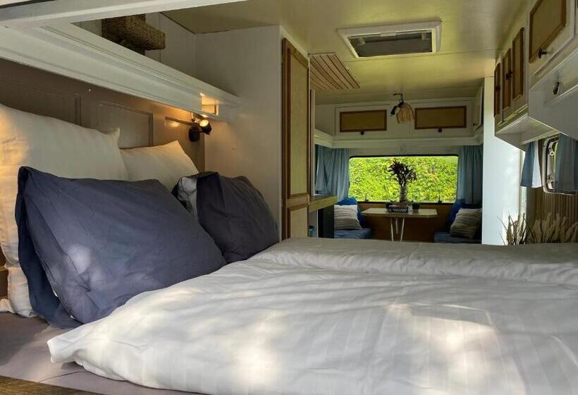 带大床的标准间, Vintage Glamping Caravan Stadstuin Goedereede