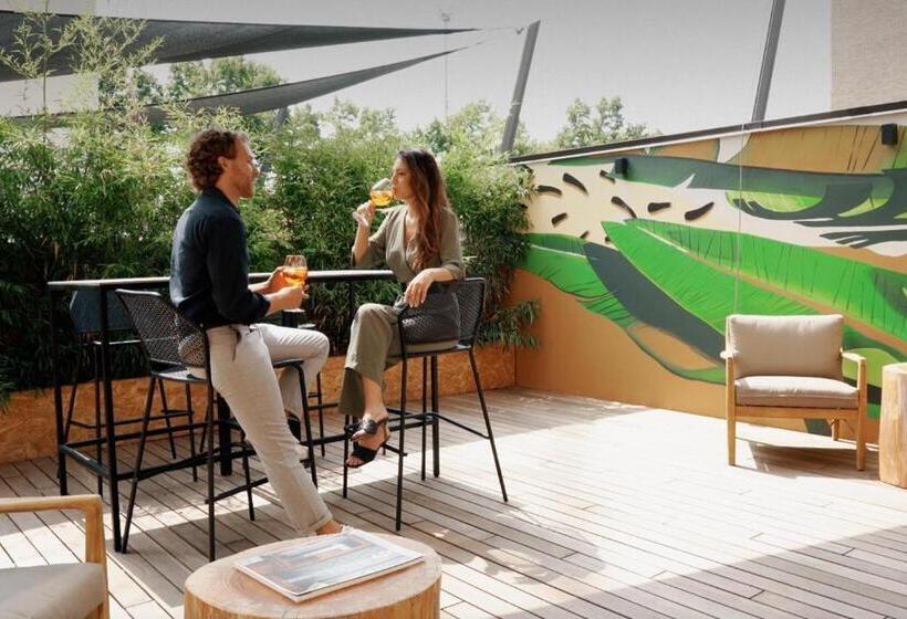 اتاق استاندارد سه نفره, Ar Suites&art