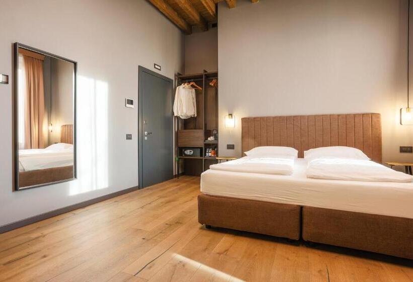 اتاق استاندارد سه نفره, Ar Suites&art