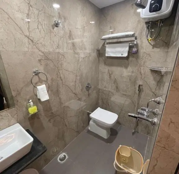 اتاق لوکس با تخت بزرگ, Dayaljeet