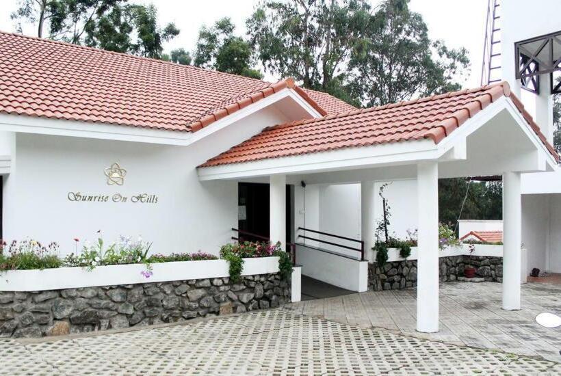 Deluxe Szoba Kind Size Bed, Sunrise On Hills