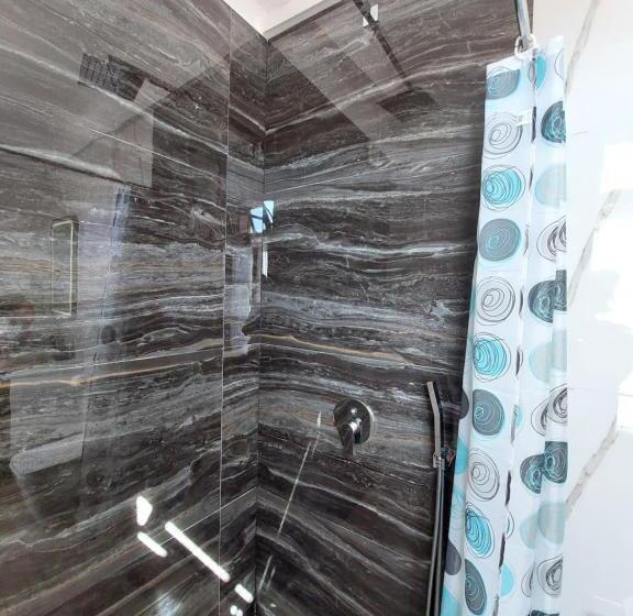 חדר משפחתי נוף לגינה, Godard Apartments