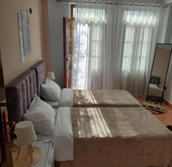标准间带阳台, Godard Apartments