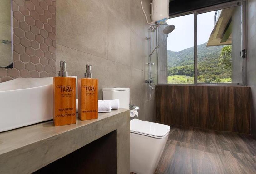 غرفة قياسية مطلة على الجبل, Tara Waterfall