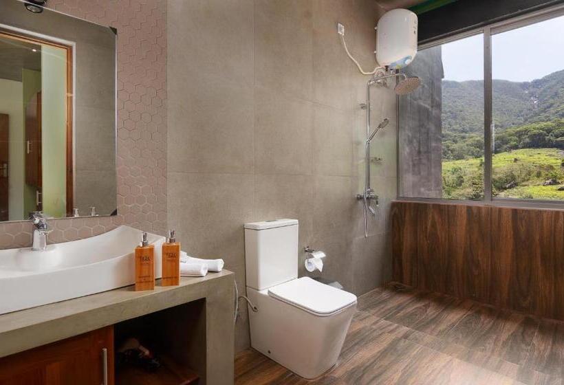 غرفة قياسية مطلة على الجبل, Tara Waterfall