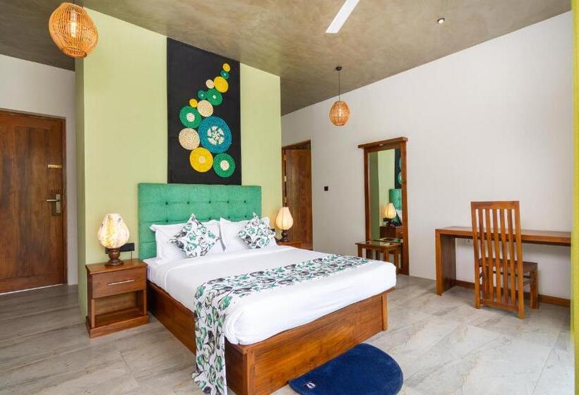 غرفة قياسية مطلة على الجبل, Tara Waterfall