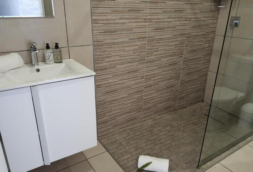 ガーデンビューファミリールーム, Rhino Manor