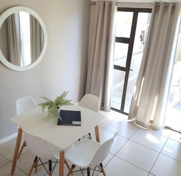 ガーデンビューファミリールーム, Rhino Manor