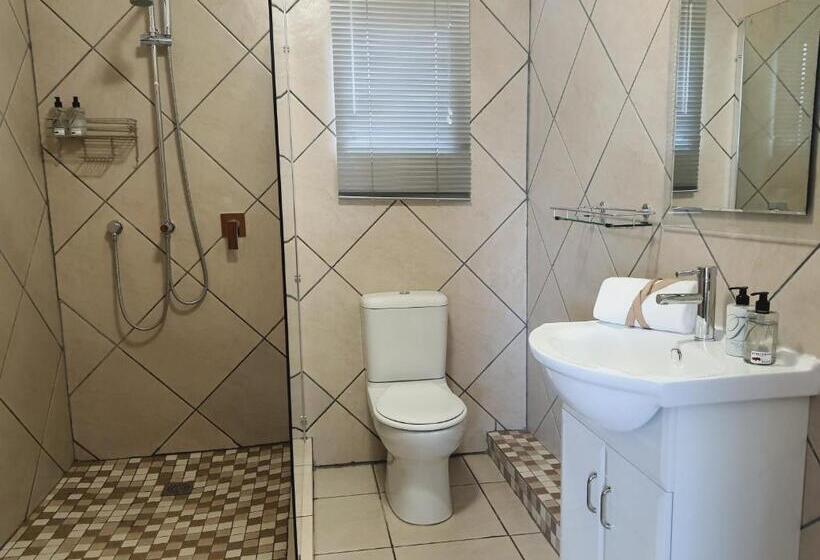 スタンダードトリプルルーム, Rhino Manor