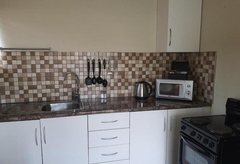 スタンダードトリプルルーム, Rhino Manor