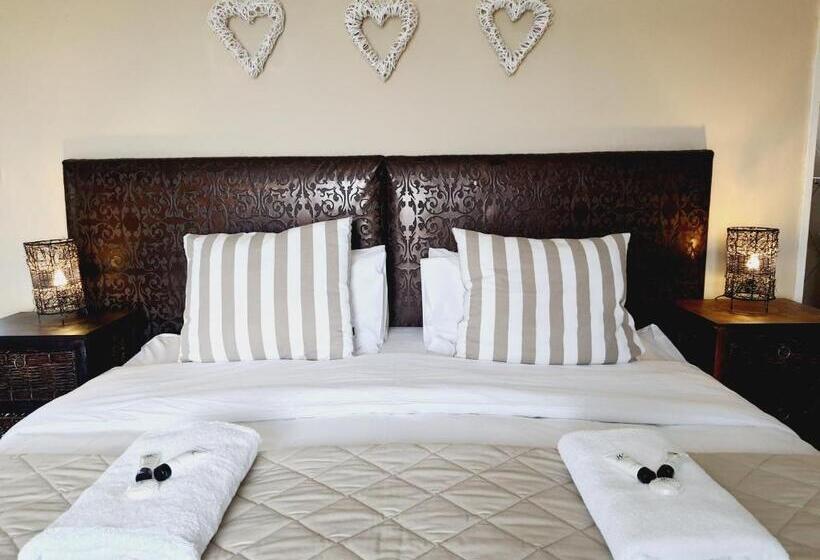 スタンダードトリプルルーム, Rhino Manor