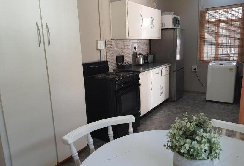 スイート（家族用）, Rhino Manor