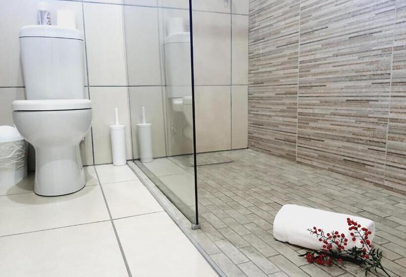 ファミリールーム, Rhino Manor