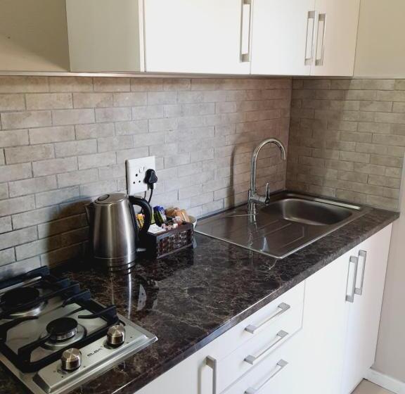 ファミリールーム, Rhino Manor