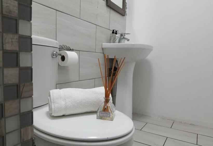 ファミリールーム, Rhino Manor