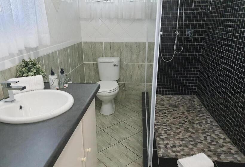 ガーデンビューデラックスルーム, Rhino Manor