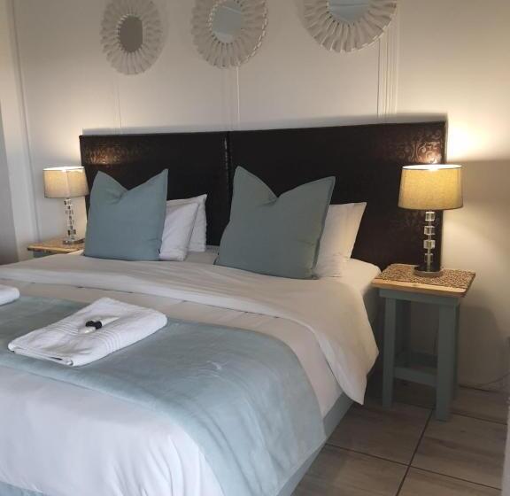 スタンダードトリプルルーム, Rhino Manor