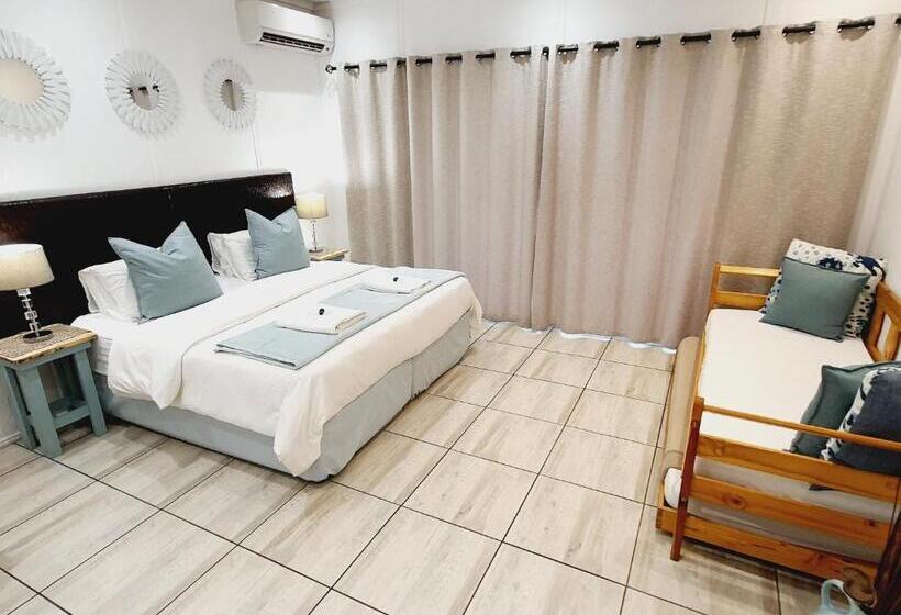 スタンダードトリプルルーム, Rhino Manor