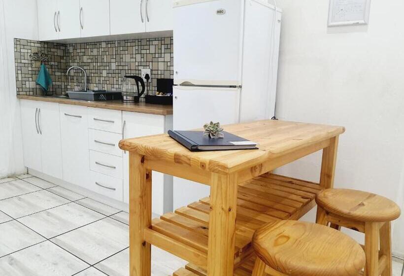 スタンダードトリプルルーム, Rhino Manor