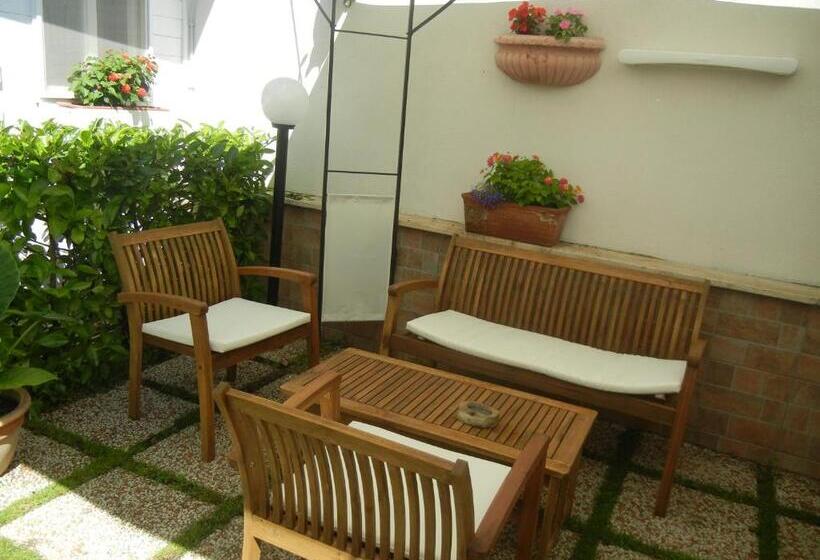 اتاق استاندارد چهارنفره با چشم‌انداز باغ, B&b Villa Evelina