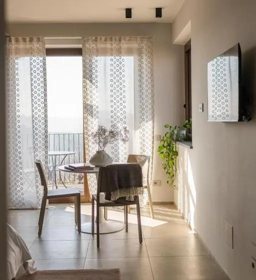 デラックススタジオ, Il Cortile Suites