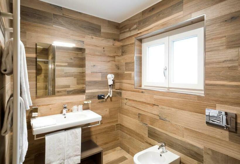 标准三人间, Baia Di Paré