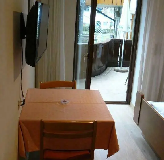 エコノミールーム, Garnì Savoy