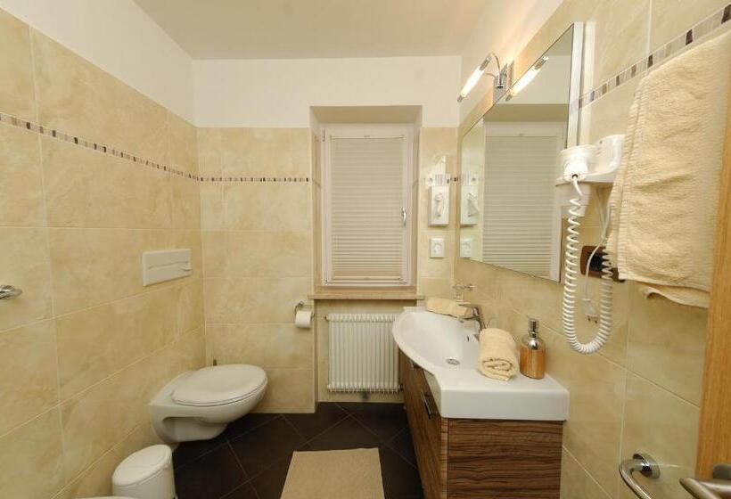 اتاق لوکس, Garnì Savoy