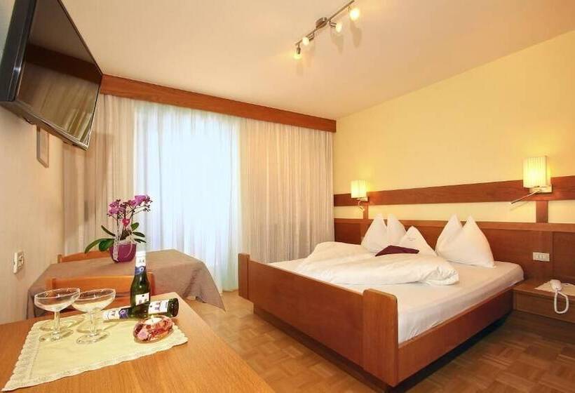 اتاق اکونومی, Garnì Savoy