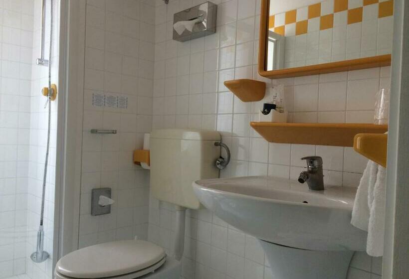 サイドオーシャンビュースタンダードルーム, Garni' Serena