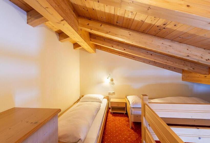 חדר לארבעה סטנדרטי עם מרפסת, Gran Fanes