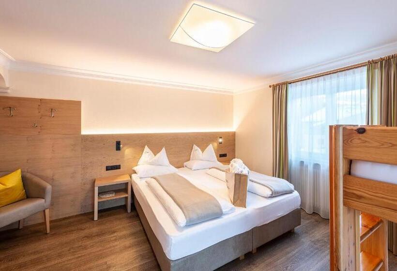 חדר לארבעה סטנדרטי עם מרפסת, Gran Fanes