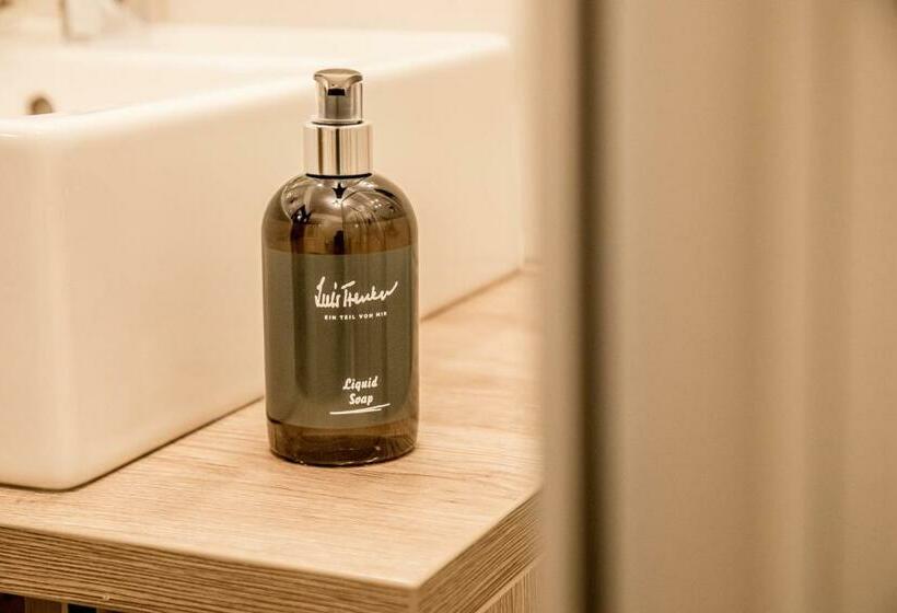 标准间带山景, Gruber