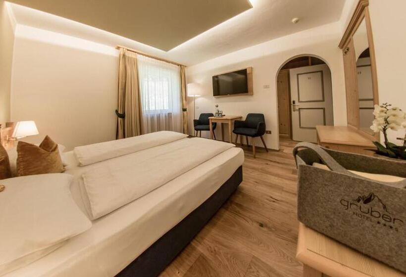 标准间带山景, Gruber