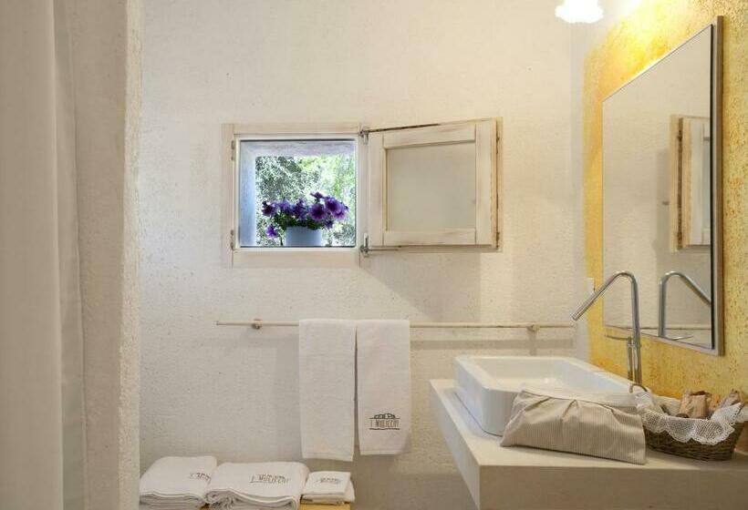 Superior Interior Room, I Mulicchi