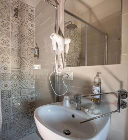 标准单人间, La Tavola Rotonda