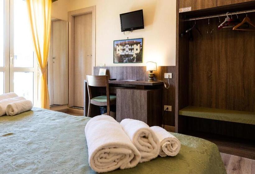 חדר סטנדרט לשלושה, La Tavola Rotonda